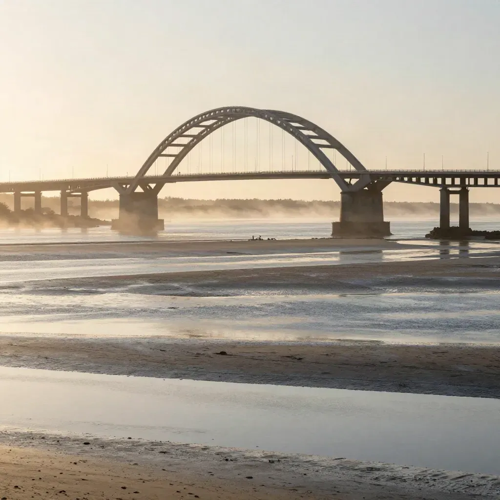 Estuaire de la Loire sous le pont de Saint-Nazaire, vasières dorées et brume chaude.